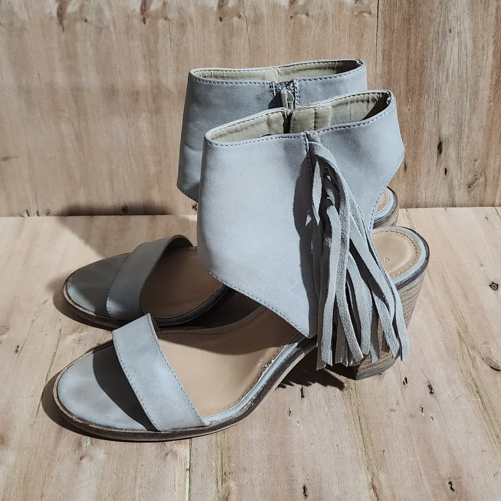 Very Volatile Fringe Heels Size 8